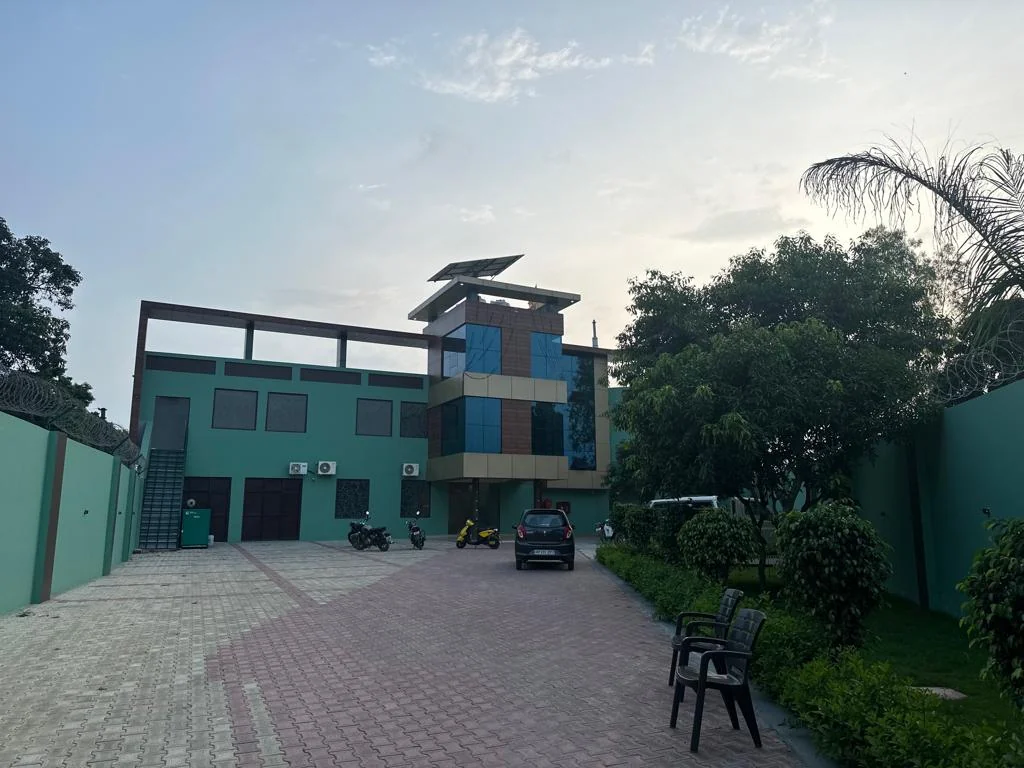 Hotel Sunshine courtyard and building